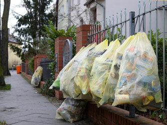 Müllsäcke hängen in Berlin in zur Abholung bereit: Je Einwohner hat Deutschland das höchste Verpackungsaufkommen in der EU. Foto: Jens Kalaene