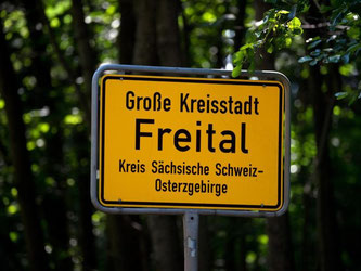 Das Ortseingangsschild der Großen Kreisstadt "Freital" in Sachsen. Foto: Arno Burgi
