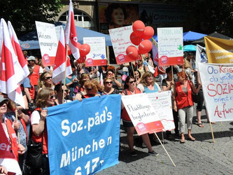 Sozialarbeiter bei einer Streikkundgebung am Sendlinger Tor in München. Foto: Tobias Hase/Archiv