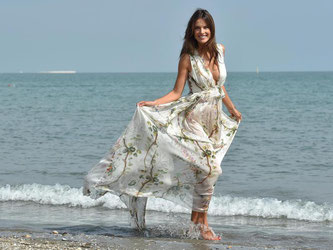 Das brasilianische Model Alessandra Ambrosio kann natürlich jede Kleidlänge tragen. Foto: Ettore Ferrari/Archiv