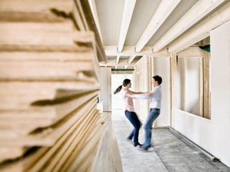 Es ist so praktisch: Das eigene Haus auf dem Grundstück der Eltern bauen. Aber das kann auch zu Schwierigkeiten führen - mit der Familie und den Behörden. Foto: Beyond