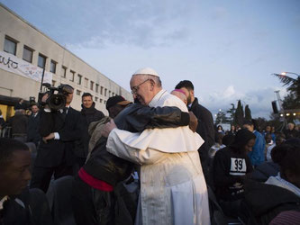 Der Papst besucht ein Asylbewerberheim in Castelnuovo di Porto vor den Toren Roms. Foto: Osservatore Romano / Handout