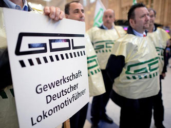 Mitglieder der Lokführergewerkschaft GDL streiken auf dem Hauptbahnhof in Leipzig. Foto: Hendrik Schmidt/Archiv