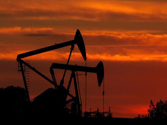 Anhaltend niedrige Ölpreise freuen die Verbraucher. Aber nur auf den ersten Blick, sagt die Energieagentur IEA. Foto: dpa