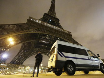 Ein Polizeiwagen vor dem Eiffelturm in Paris: Die französische Hauptstadt steht weiter unter Schock. Foto: Malte Christians