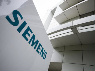 Das Logo von Siemens am Firmensitz in München. Foto: Peter Kneffel/Archiv