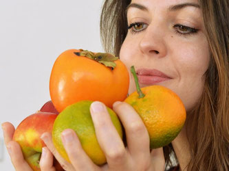 Zwei Handvoll Obst täglich unterstützen den Körper bei der Abwehr von Erkältungen. Eine bunte Auswahl an Früchten deckt eine Vielzahl an Vitaminen ab. Foto: Jens Kalaene