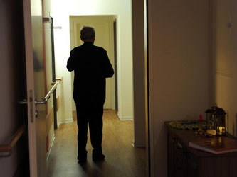 Wie lange kann ein Mensch mit Demenz in seiner Wohnung bleiben? Strenge Regeln gibt es nicht: Nachbarn und Vermieter sollten tolerant sein und helfen. Foto: Uwe Zucchi