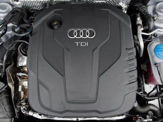 Ein Dieselmotor TDI in einem Audi. Der Autohersteller gerät in dem Abgas-Skandal weiter unter Druck. Foto: Julian Stratenschulte