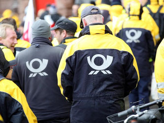 Mitarbeiter der Deutschen Post vor dem Gewerkschaftshaus in Hamburg. In vielen Niederlassungen der Deutschen Post sind Beschäftigte in den Streik getreten. Foto: Bodo Marks