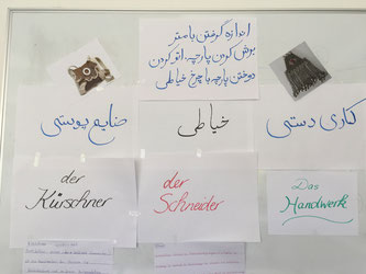 Tafelbild in einem der Klassenräume: Die Schüler sprechen viel über die traditionellen Berufsbilder in ihren Heimatländern & in Deutschland (Foto: Landratsamt München)