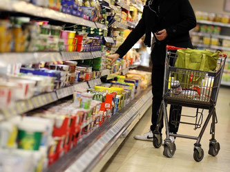 Ein Kunde steht in einem Supermarkt am Kühlregal: Lebens- und Genussmittel waren im Oktober 1,5 Prozent teurer als im Vormonat. Foto: Oliver Berg/Archiv