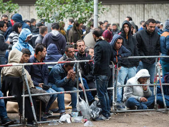 Flüchtlinge warten auf dem Gelände des Landesamts für Gesundheit und Soziales in Berlin auf einen Termin. Foto: Bernd von Jutrczenka