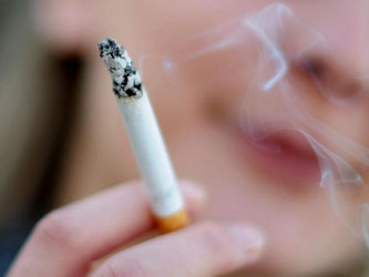 Eine Frau raucht eine Zigarette. Foto: Julian Stratenschulte/Illustration