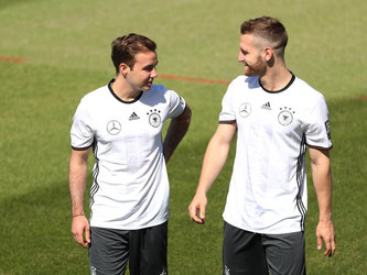 Derzeit drehen sich die meisten Gespräche um die Zukunft von Mario Götze. Auch Shkodran Mustafi ist interessiert. Foto: Christian Charisius