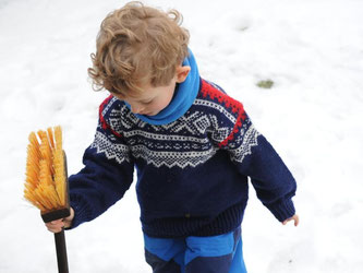 Nicht nur bei den Kleinen ein angesagtes Kleidungsstück - Norwegerpullis gelten derzeit als Modehit in Europa. Foto: Sigrid Harms