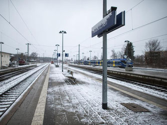 Elf Tage nach dem schweren Zugunglück in Bad Aibling wird die Strecke wieder freigegeben. Bei dem Zusammenstoß zweier Züge starben elf Menschen. Foto: Matthias Balk/Symbolbild