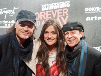 Die Scorpions-Mitglieder Matthias Jabs (l) und Klaus Meine mit der Regisseurin Katja von Garnier bei der Premiere des Films «Scorpions - Forever and a Day». Foto: Hauke-Christian Dittrich