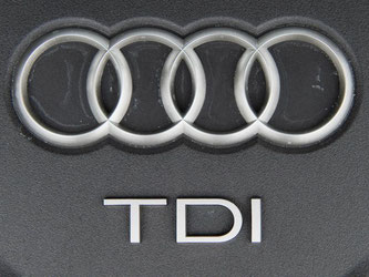 Ein Dieselmotor TDI in einem Audi. Auch in größeren Dieselautos von den Konzerntöchtern Audi und Porsche hat eine verbotene Software für niedrigere Abgaswerte gesorgt. Foto: Julian Stratenschulte