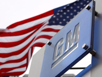 Die US-Flagge auf dem GM-Hauptquartier in Detroit. Foto: Jeff Kowalsky