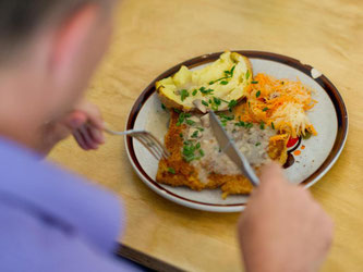 Gesund: Ein vegetarisches Mittagsgericht, bestehend aus einem Soja-Schnitzel, Gemüse und einer Ofenkartoffel. Foto: Uwe Anspach/Archiv