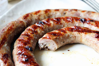 Auch eine im Winter gegrille Wurst schmeckt herrlich (Foto: pixabay.com / magdus)