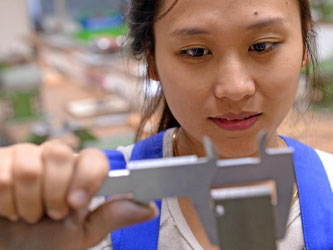 Thi Hai Chu aus Vietnam möchte Mechatronikerin werden. Foto: Hendrik Schmidt/Archiv