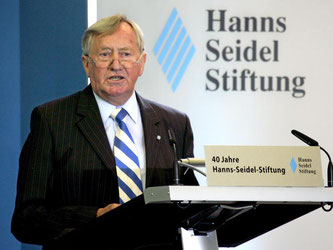 Hans Zehetmair spricht in München während eines Festaktes. Foto: Matthias Schrader/Archiv