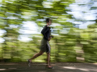 Der Hypertonie davonlaufen - Wer Bluthochdruck von vornherein vorbeugen will, sollte vorsorgen: mit Bewegung, Entspannung und ausgewogener Ernährung. Foto: Klaus-Dietmar Gabbert