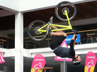 Mountainbikes mit Elektromotor liegen laut Branchenexperten voll im Trend. Foto: Karl-Josef Hildenbrand