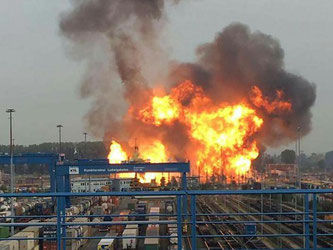 Nach einer Explosion brennt es auf dem Gelände des Chemiekonzerns BASF. Bei dem Unglück ist mindestens ein Mensch ums Leben gekommen. Foto: Einsatzreport Südhessen