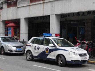 Ein VW Polo als Polizeiauto in der chinesischen Stadt Shanghai. Foto: Jens Kalaene