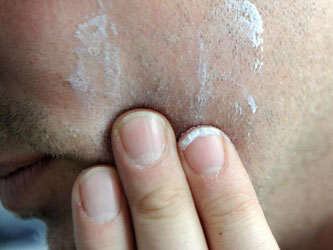Laut einer Umfrage benutzt jeder zweite Mann mindestens einmal in der Woche Gesichtscremes. Ein Zehntel verwendet auch Augencremes und Peelings. Foto: Caroline Seidel