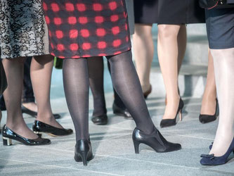 Damit der Rock nicht an der Strumpfhose haften bleibt, sollten Frauen ein Modell mit Unterrock wählen oder ein Antistatikspray verwenden. Foto: Michael Kappeler