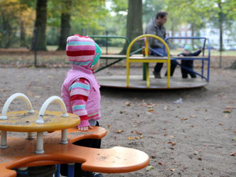 Bei Autismus ist es oft das Sozialverhalten der Kinder, das Eltern aufmerksam werden lässt: Spielen sie mit Gleichaltrigen oder sind sie lieber allein? Foto: Mascha Brichta