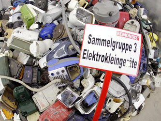 Ausrangierte Elektrogeräte auf einem Recyclinghof. Foto: Bernd Thissen