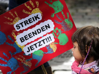 Bei einer Kundgebung des Landeselternausschusses. Foto: Axel Heimken/Archiv