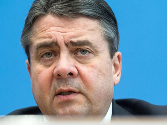 Wirtschaftsminister Gabriel hat Saudi-Arabien davor gewarnt, religiösen Extremismus in Deutschland zu unterstützen. Aus dem Öl-Staat würden weltweit wahabitische Moscheen finanziert. Aus solchen Gemeinden kämen auch bei uns viele islamistische Gefährder. 