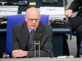 Bundestagspräsident Lammert spricht zu Beginn der Sitzung zur verabschiedeten Armenien-Resolution. Foto: Kay Nietfeld