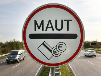 Alexander Dobrindt will die Pkw-Maut 2016 auf Autobahnen und Bundesstraßen einführen. Foto: Bernd Wüstneck