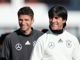 Thomas Müller (l) und Bundestrainer Joachim Löw freuen sich auf die EM. Foto: Andreas Gebert