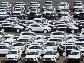 Neue Wagen warten auf dem Werksgelände der Porsche AG in Leipzig auf ihre Auslieferung. Foto: Jan Woitas