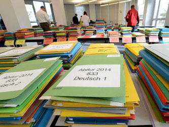 Abitur-Klausuren liegen bereit für die Korrektur. Foto: Franziska Kraufmann/Archiv