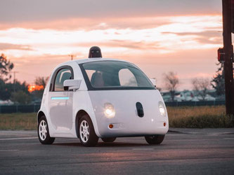 Googles Prototyp eines selbstfahrenden Autos ist klein und kompakt. Vernetzt und selbstfahrend - das ist der Trend der Automesse IAA in diesem Jahr. Foto: Google