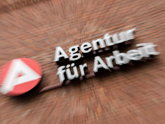Das Logo der Agentur für Arbeit an einem Gebäude. Foto: Daniel Bockwoldt/Archiv