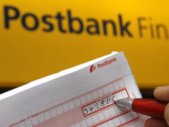 Die Postbank erhebt künftig eine Gebühr für Papier-Überweisungen. Foto: Roland Weihrauch