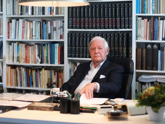 So kannten ihn die Deutschen: Alt-Bundeskanzler Helmut Schmidt vor ehrfurchtgebietenden Bücherwänden in seinem Büro in Hamburg. Foto: Christian Charisius/Archiv