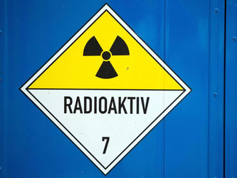 Warnschild «Radioaktiv» an einem Container im Zwischenlager Lubmin des Atomlager-Betreibers Energiewerke Nord. Foto: Jens Büttner/Archiv