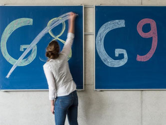 Schülerin streicht «G8» an einer Tafel durch. Foto: A. Weigel/Archiv