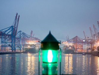 Grünes Licht im Hamburger Hafen: Deutschlands Exporteure sind auf Erfolgskurs. Foto: Daniel Reinhardt/Archiv